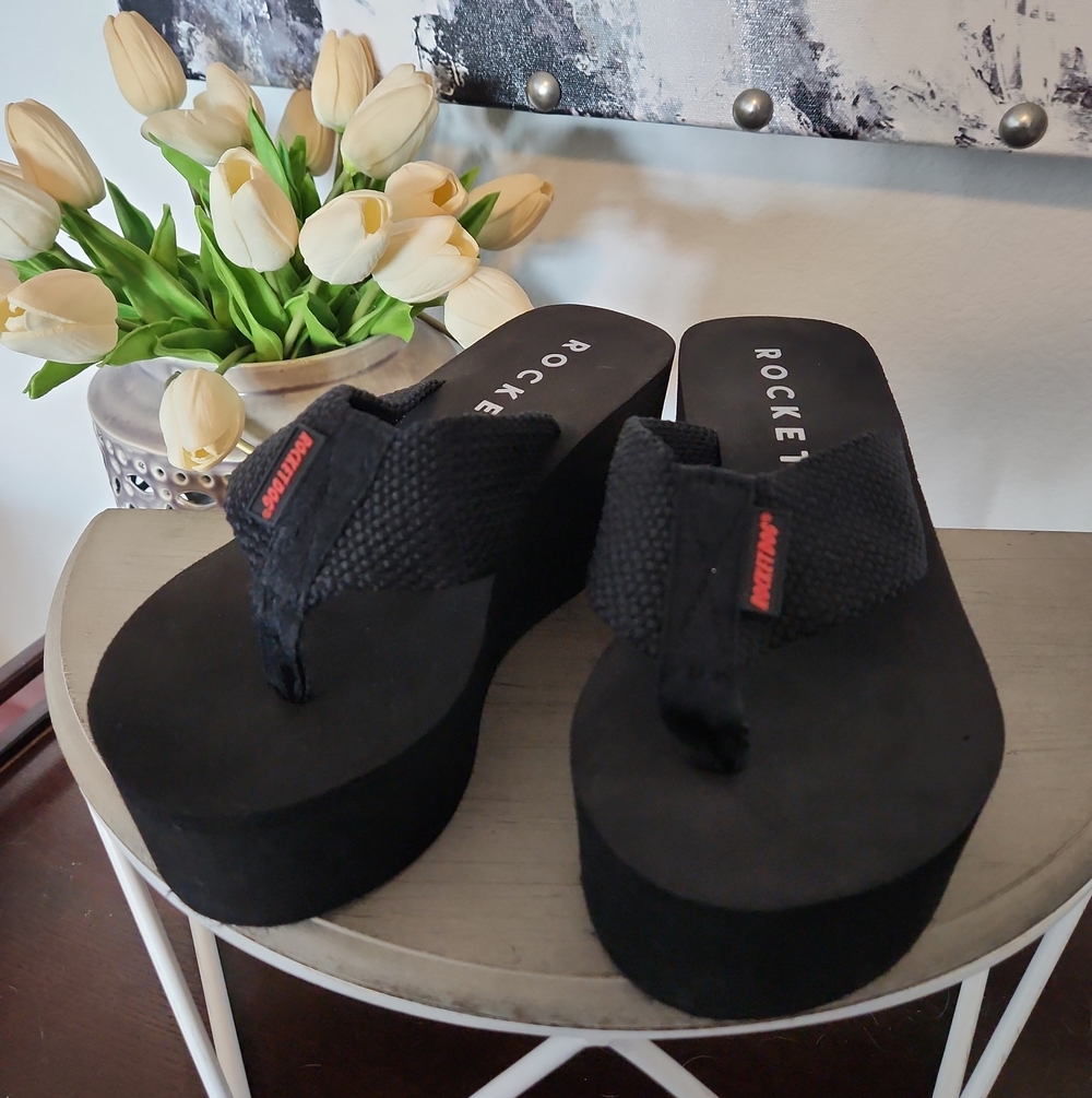 Rocket Dog Black Platform Thong Sandals with Subtle Red Tag